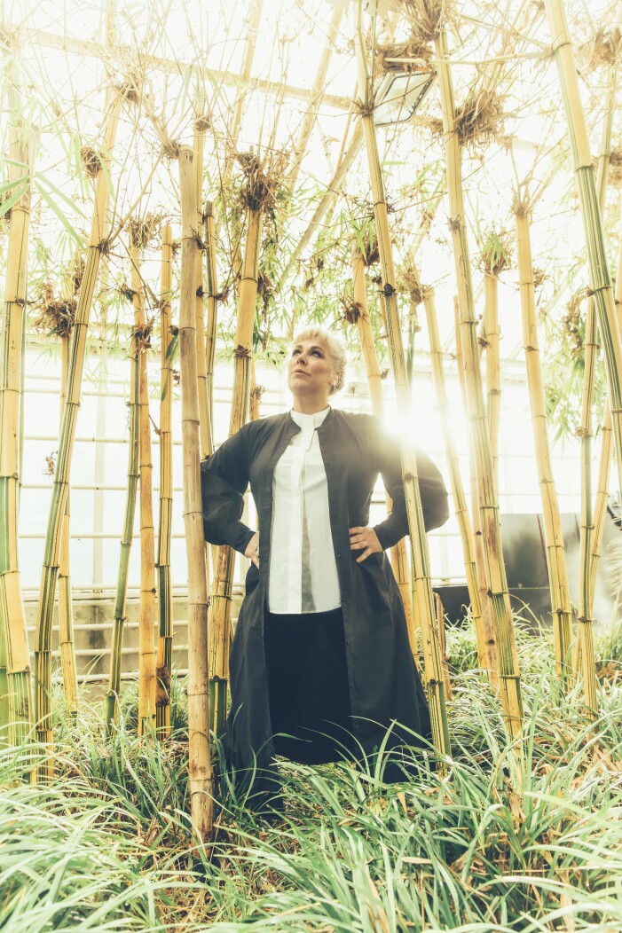 Bokaktuella Stina Wollter är trött på debatten om finkultur och fulkultur. Stina Wollter på Fjärilsmuséet i Stockholm.