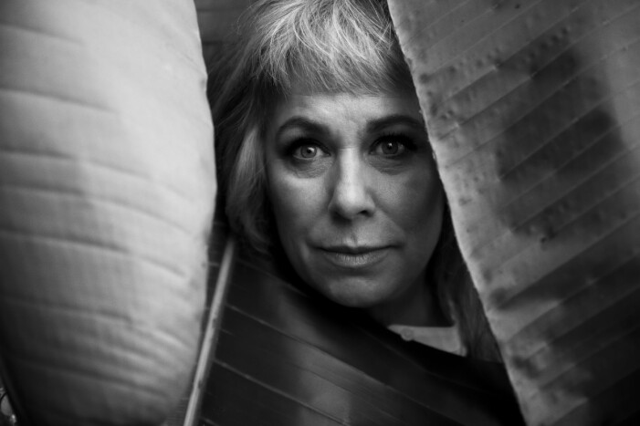 “Man är så full motkrafter. Det är bra med självkritik, men ibland kan man också bli lite väl sträng mot sig själv", säger Stina Wollter. Stina Wollter på Fjärilsmuséet i Stockholm.