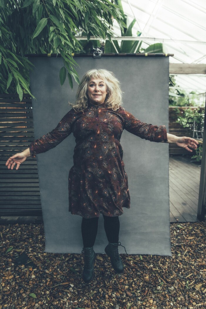 Stina Wollter fotograferad på Fjärilsmuséet i Stockholm. Stina Wollter på Fjärilsmuséet.