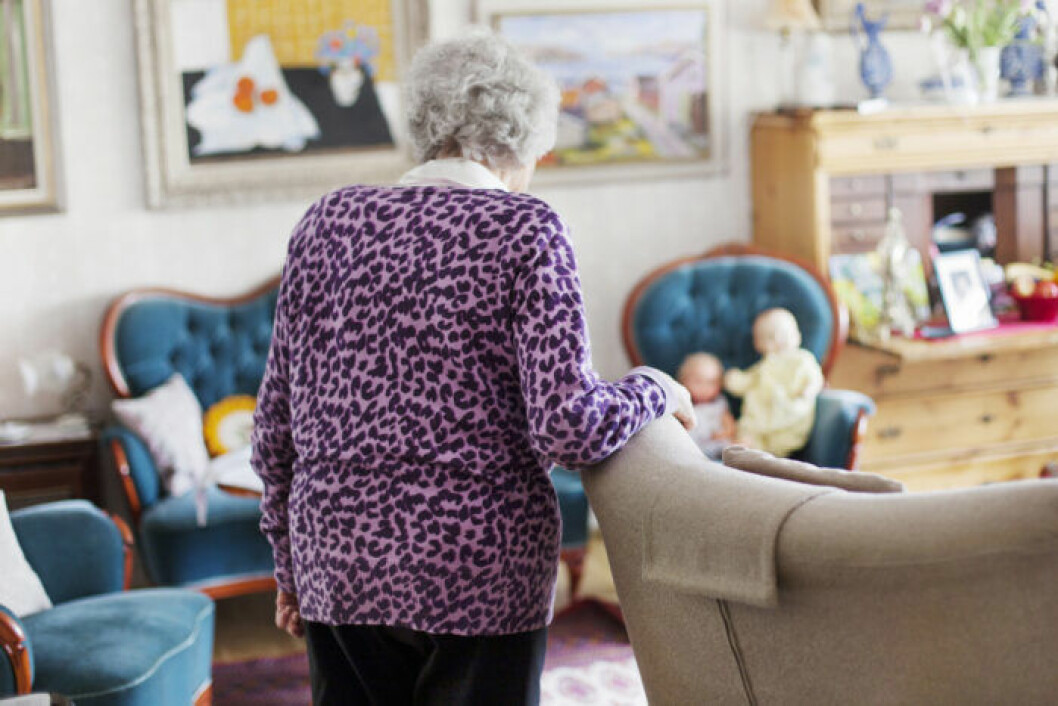 Äldre kvinnor riskerar att bli bland de mest ensamma under coronakrisen. Ensam äldre kvinna