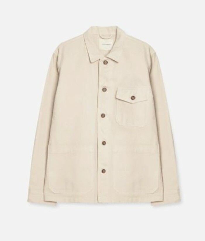 Beige overshirt med bruna knappar. Fickor på sidorna och på ena bröstet. Overshirt från A days march.
