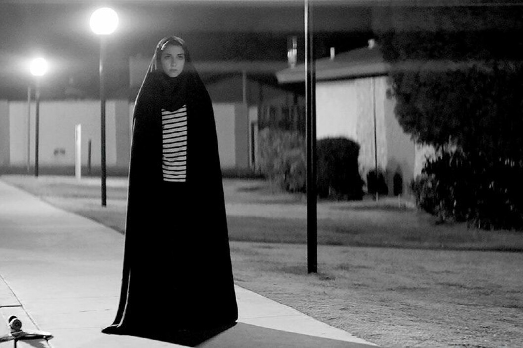 Sheila Vand spelar huvudrollen i <em>A Girl Walks Home Alone at Night</em>. En bild från långfilmen A Girl Walks Home Alone at Night med Sheila Vand i huvudrollen.