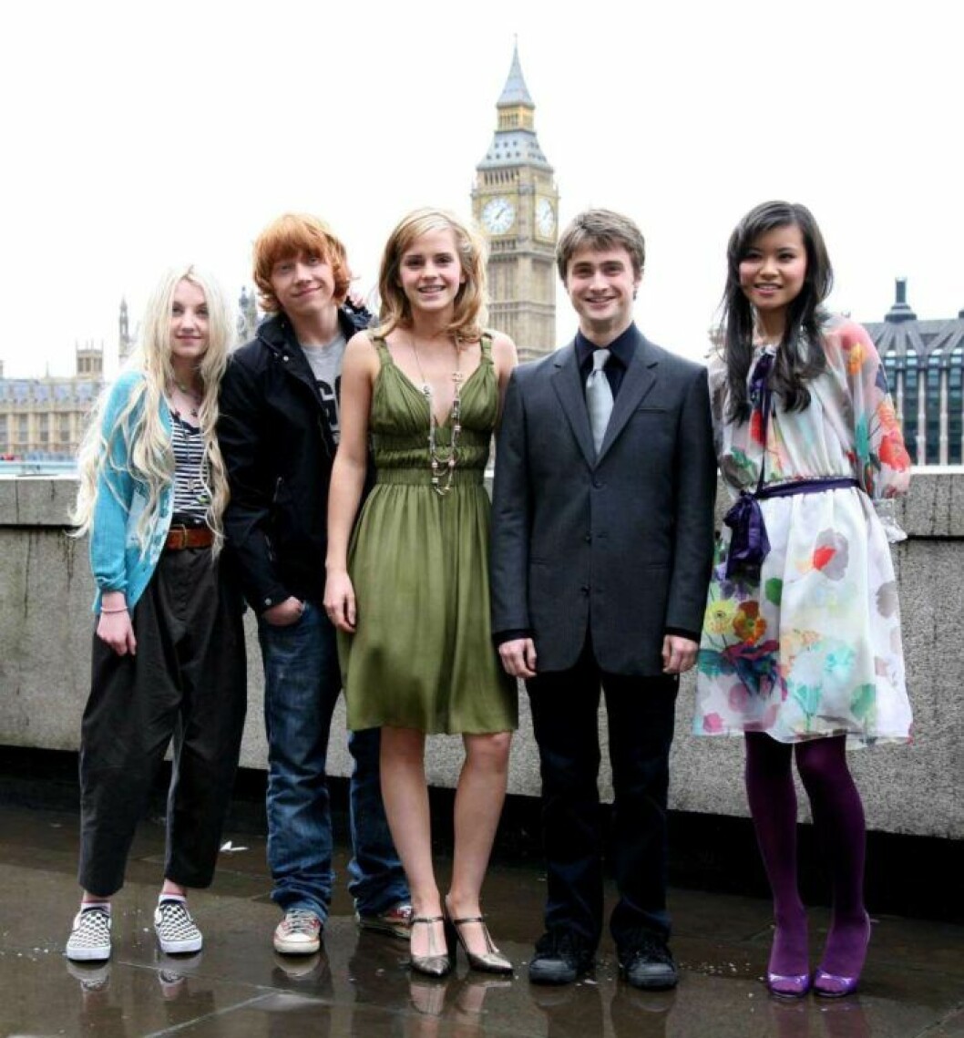 Evanna Lynch, Rupert Grint, Emma Watson, Daniel Radcliffe och Katie Leung. Evanna Lynch, Rupert Grint, Emma Watson, Daniel Radcliffe och Katie Leung från harry Potter posar tillsammans.