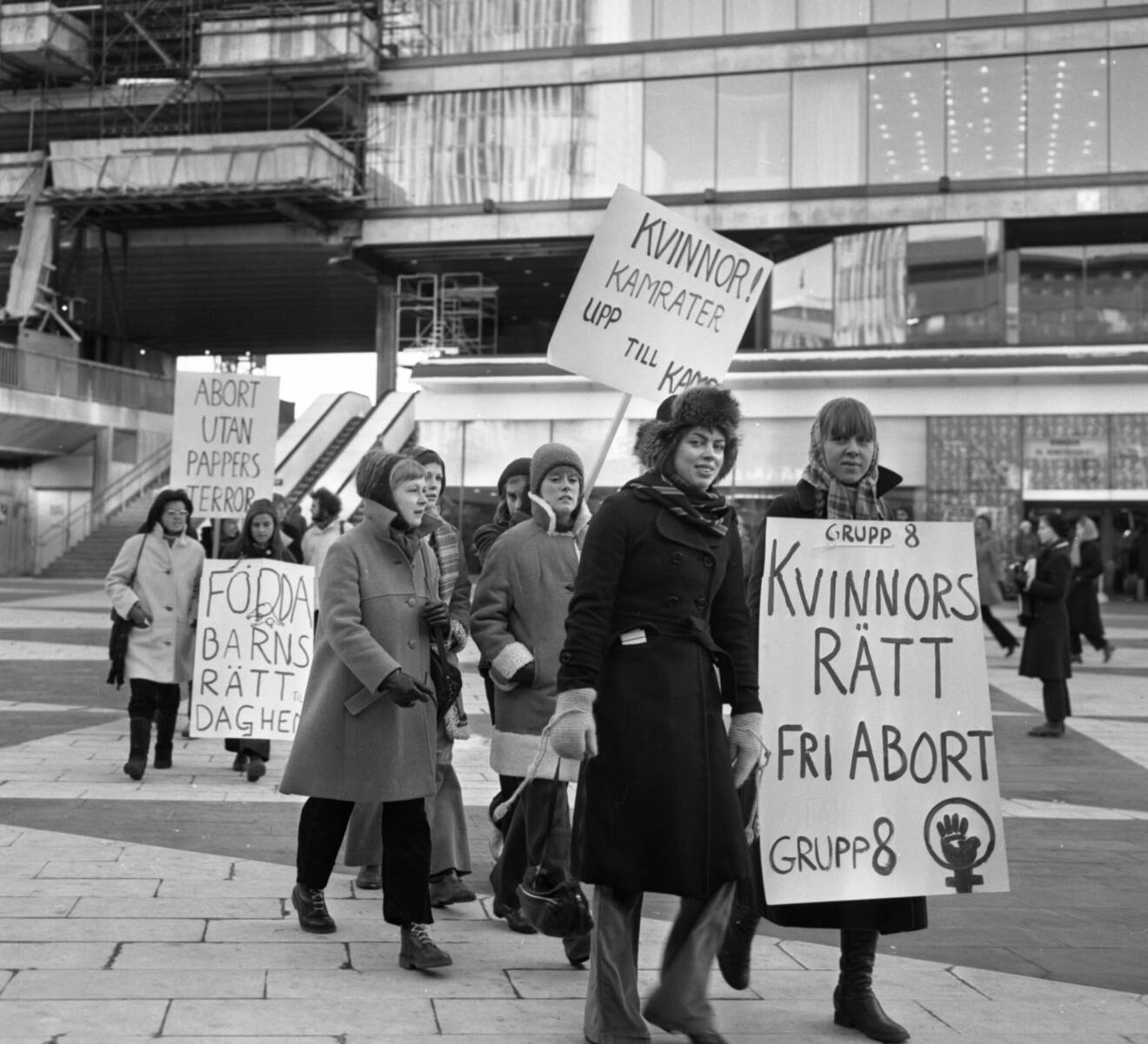 Kvinnor demonstrerar för fri abort på Sergels torg 1971