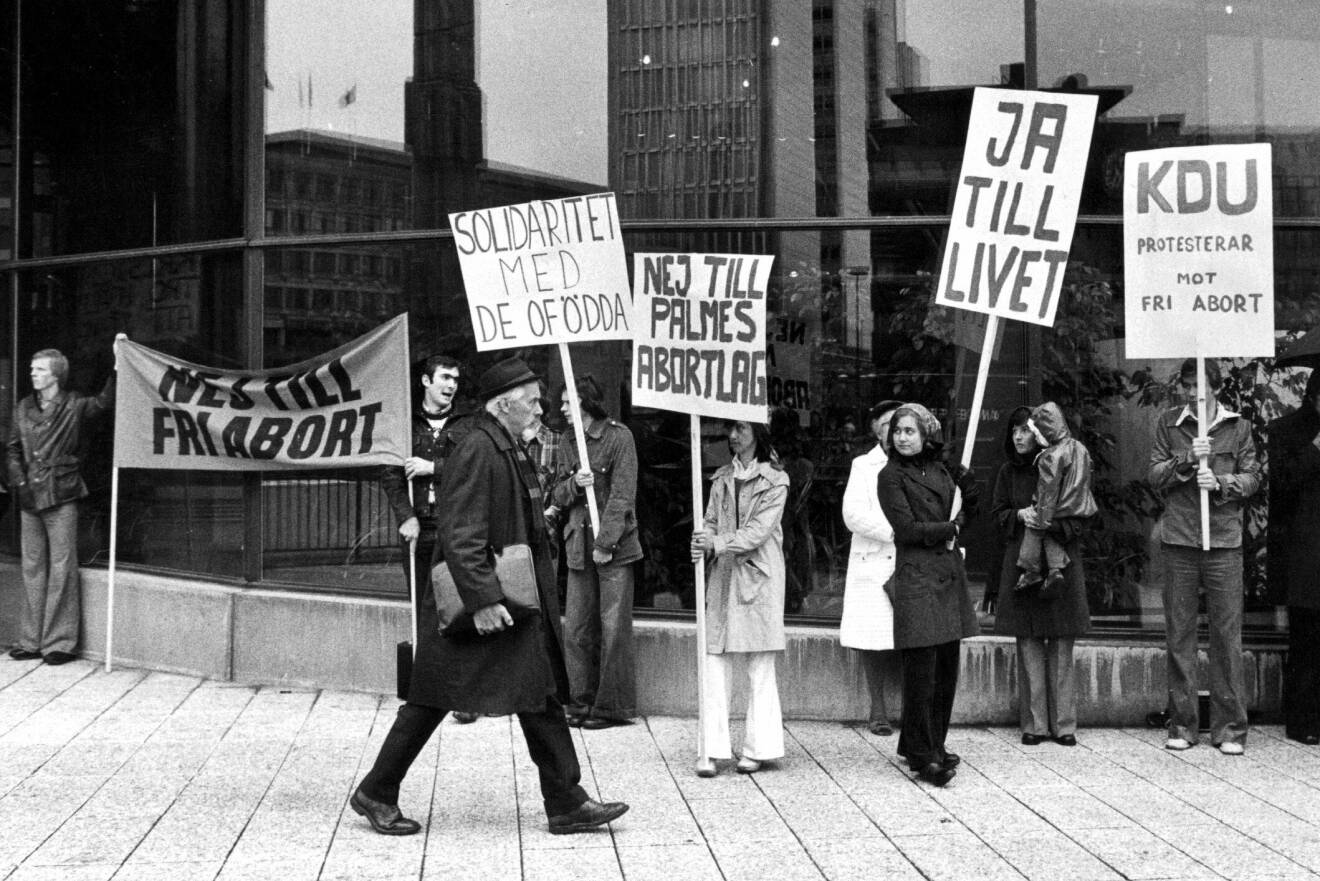 Kristen Demokratisk Ungdom som demonstrerar mot fri abort utanför riksdagen 1974.