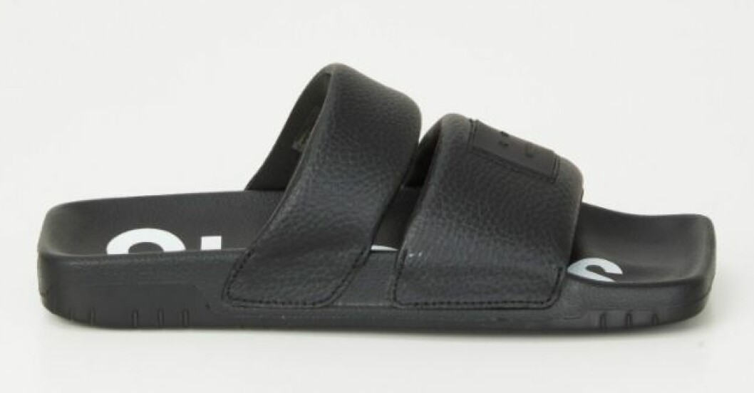 Sandaler, Acne studios. <a target="_blank" rel="nofollow" href="https://at.wakakuu.com/t/t?a=1241227584&as=1218462148&t=2&tk=1&epi=an-svart&url=https://www.wakakuu.com/se/nyheter/acne-studios-sandaler.html">Klicka på bilden för att komma direkt till produkten!</a> Platta, svarta sandaler med två breda, fyllda remmar i skinn från Acne. Stor logga i sulan och en liten logga på ett av skinnremmarna.