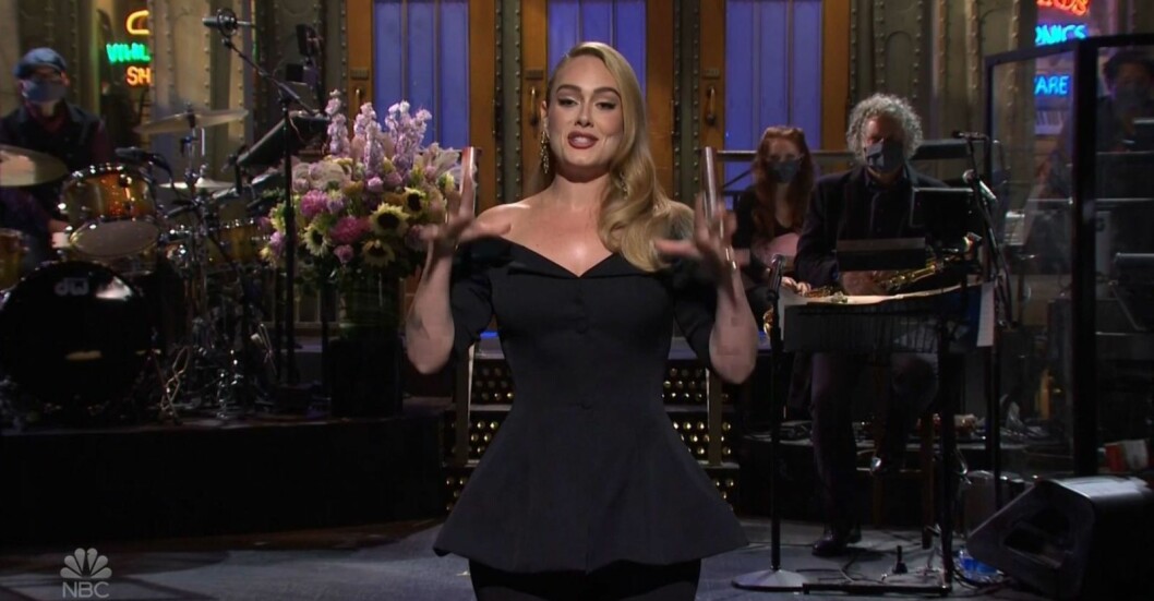 Adele i en svart klänning på Saturday Night Live.