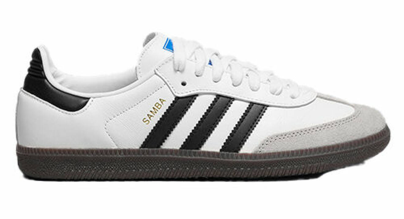 Vita sneakers med svarta ränder i modellen Samba från Adidas