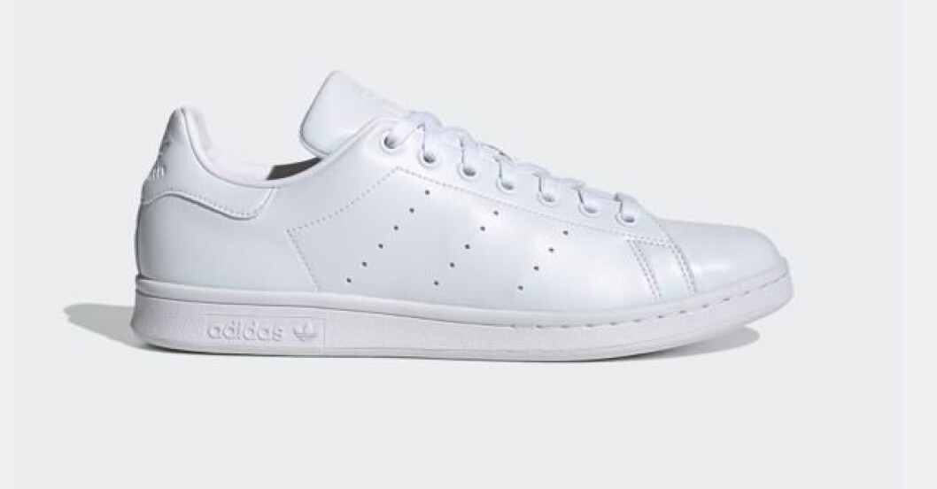 Sneakers, 999 kr, Adidas. <a target="_blank" rel="nofollow" href="https://at.wakakuu.com/t/t?a=1241227584&as=1218462148&t=2&tk=1&epi=an-vitt&url=https://www.wakakuu.com/se/adidas-sneakers-stan-smith-199132.html?gclid=EAIaIQobChMIwcO-mszq8AIVQEeRBR0R6gVUEAQYAyABEgJW6_D_BwE">Klicka på bilden för att komma till produkten!</a> Vita sneakers i modellen Stan Smith. Sneakers från Adidas.