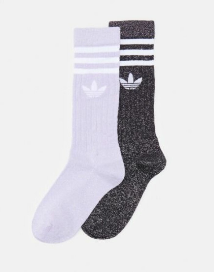 Strumpor, Adidas. Två sportiga strumpor, ett par i lila och ett par i svart med lurex. Vit logga upptill. Strumpor från Adidas.