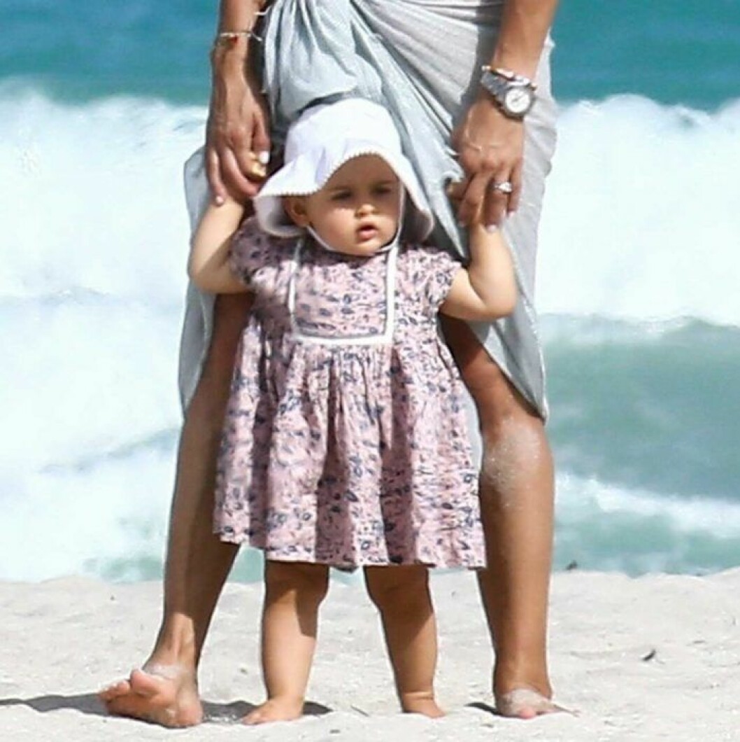 Adrienne med sin mormor. Det är mycket kärlek i den bilden! Prinsessan Adrienne på stranden i Miami med mamma prinsessan Madeleine.