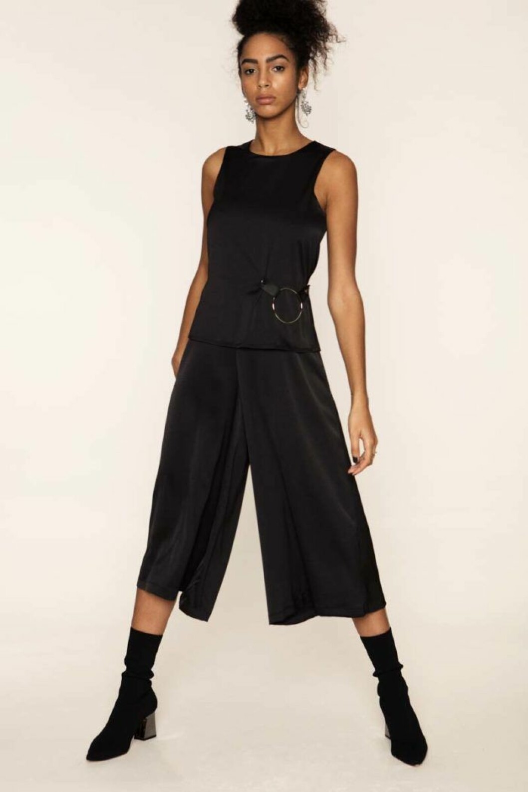 Jumpsuit med ringdetalj, 899kr.