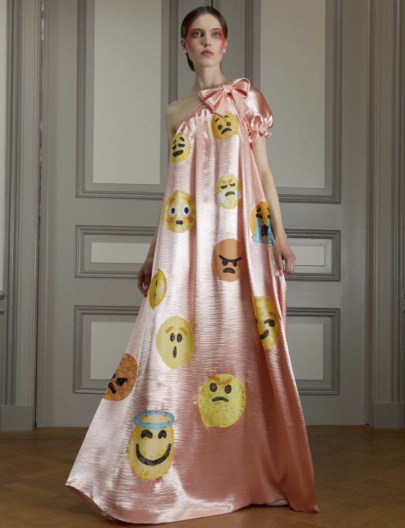 På aftonklänningen står det söta rosa i kontrast till ett skyfall av emojis i olika stämningar. aftonklänning Viktor & Rolf