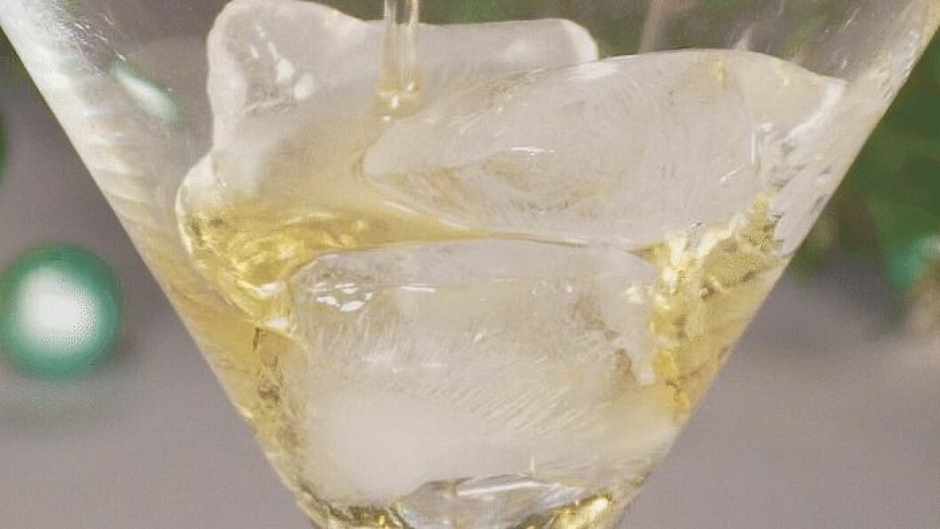 Närbild på agavesirap som hälls i glas på drinken Glöggtini.
