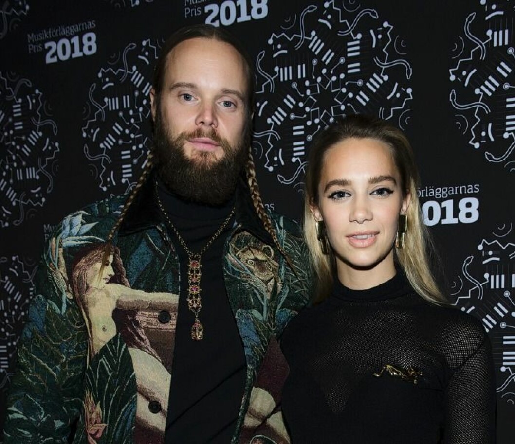 Agnes Carlsson med fästmannen Vincent Pontare.
