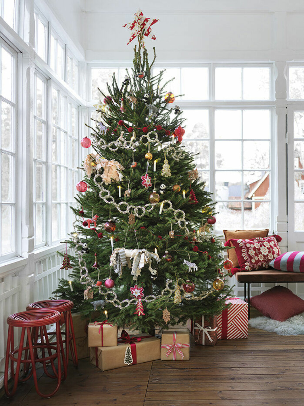 Julgran och julgranspynt på Åhléns 2019