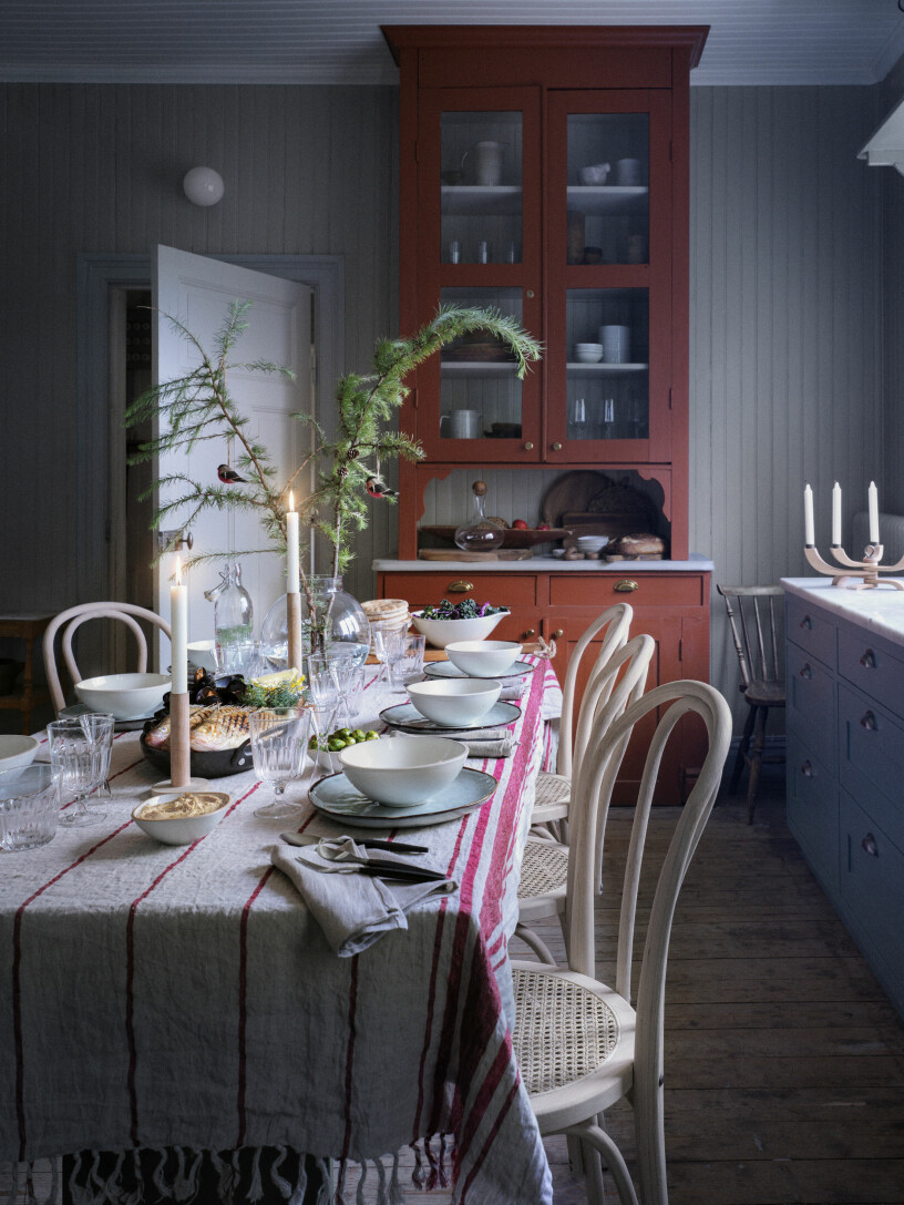 Klassiskt julrött och en traditionell dukning i modern tappning är något många vill ha i år. Foto: Åhléns