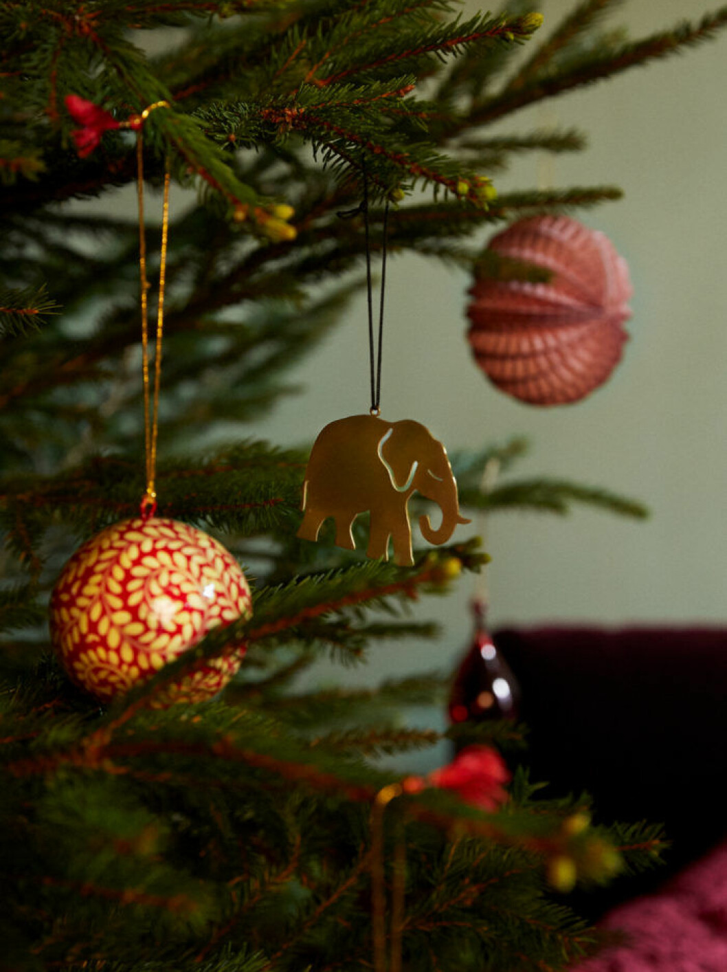 Broderat och rött hos Åhléns julen 2019