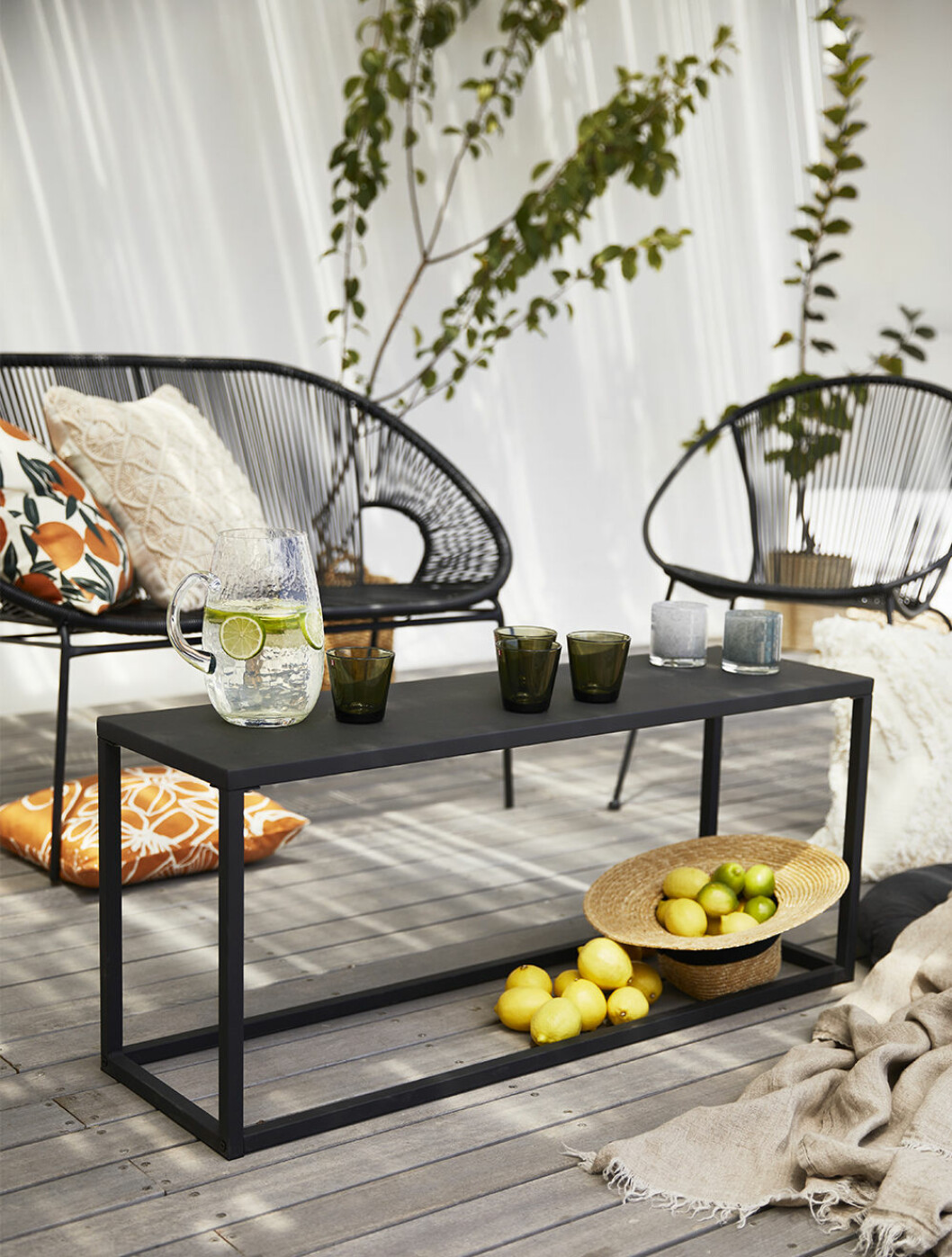 Inred för umgänge och härliga stunder i solen i sommar! Foto: Åhléns Bänk och soffa från Åhléns kollektion för uteplatsen 2020