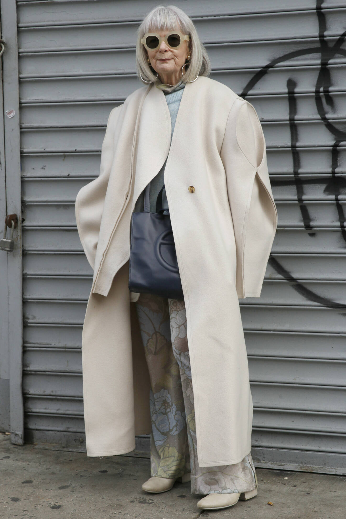 Lyn Slater iklädd oversized kappa på modeveckan i New York.