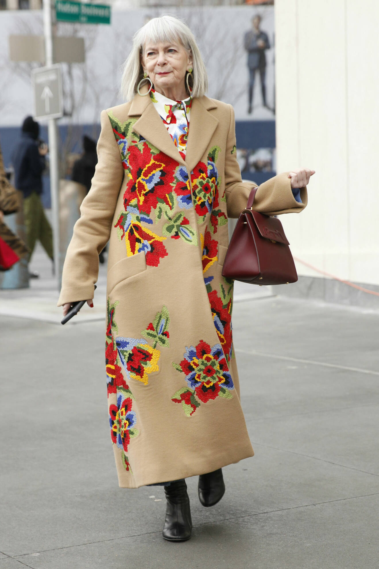 Lyn Slater på modeveckan i New York iklädd mönstrad kappa.