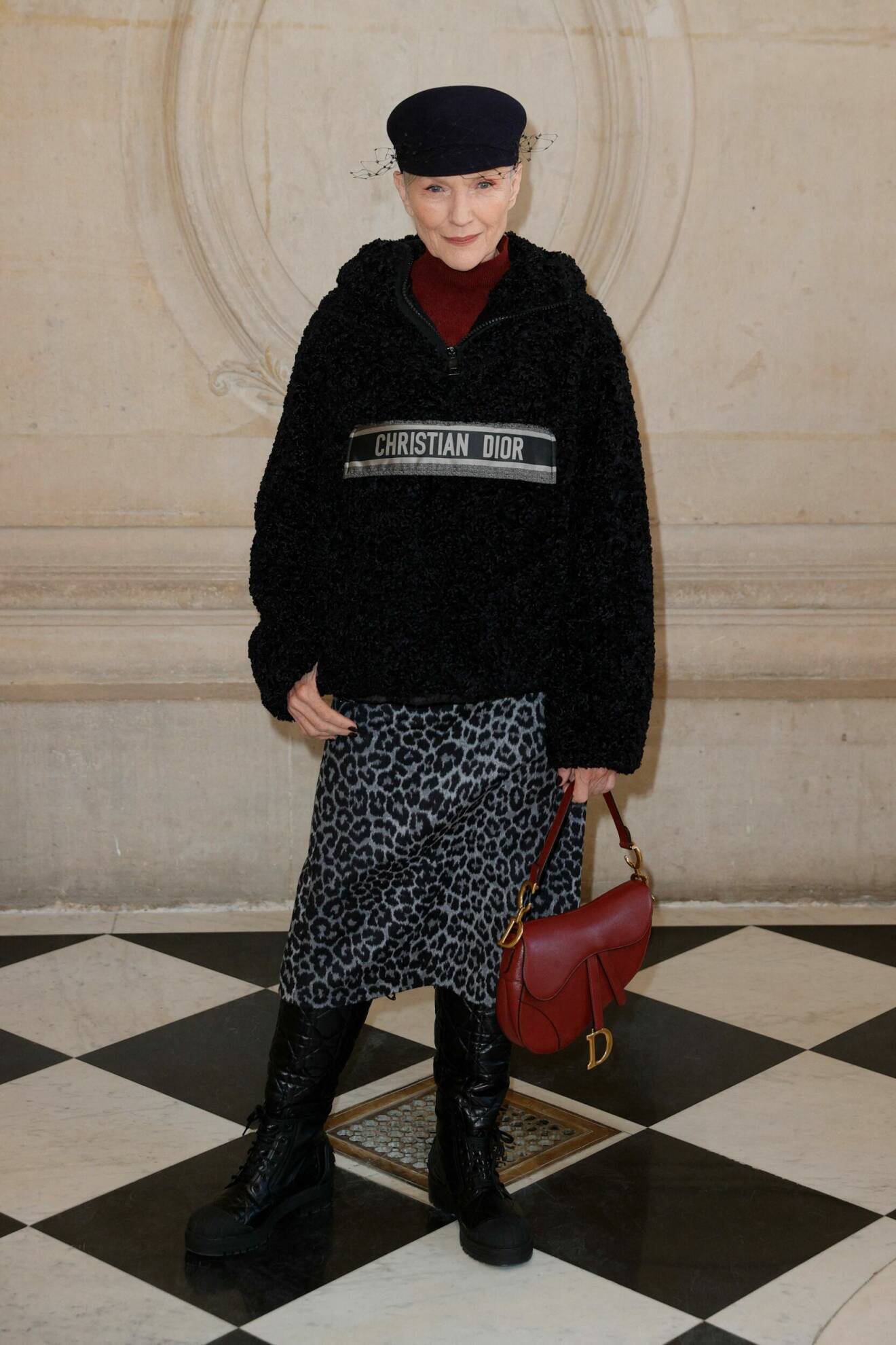Maye Musk gästar modeveckan i Paris iklädd Christian Dior.