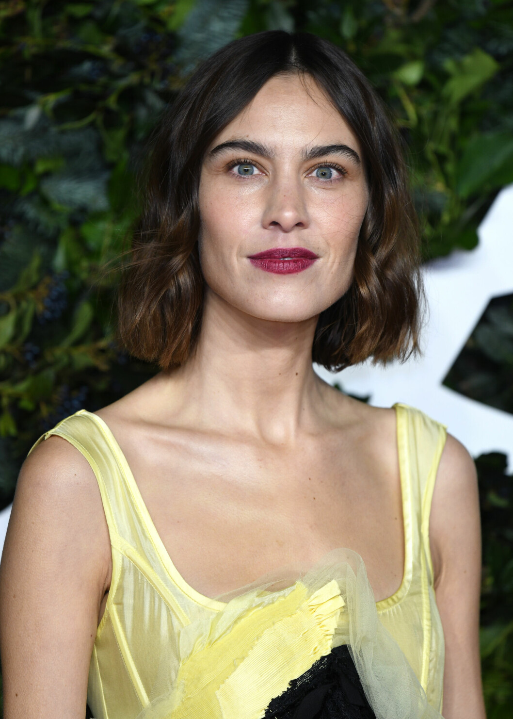 Alexa Chung i den perfekta pagen med flikiga toppar. alexa chung