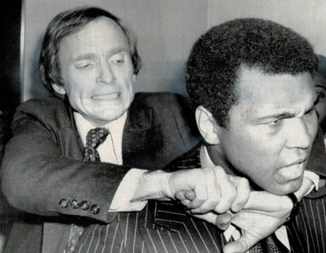 En bild på boxaren Mohammed Ali och programledaren Dick Cavett. 