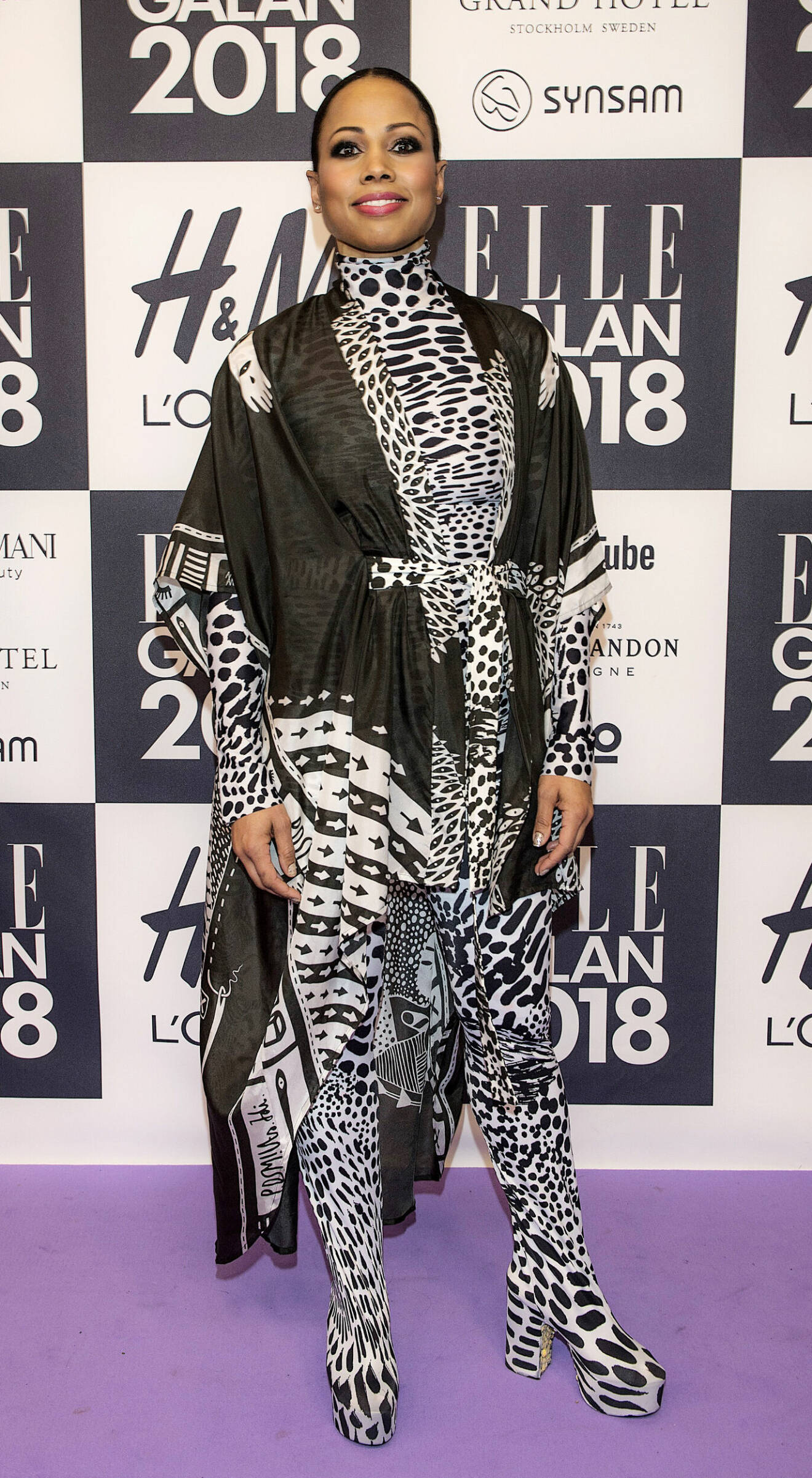 Alice Bah Kuhnke på Elle-galan 2018 i en prickig dräkt och kimono.