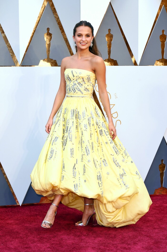 Alicia Vikander i gul klänning
