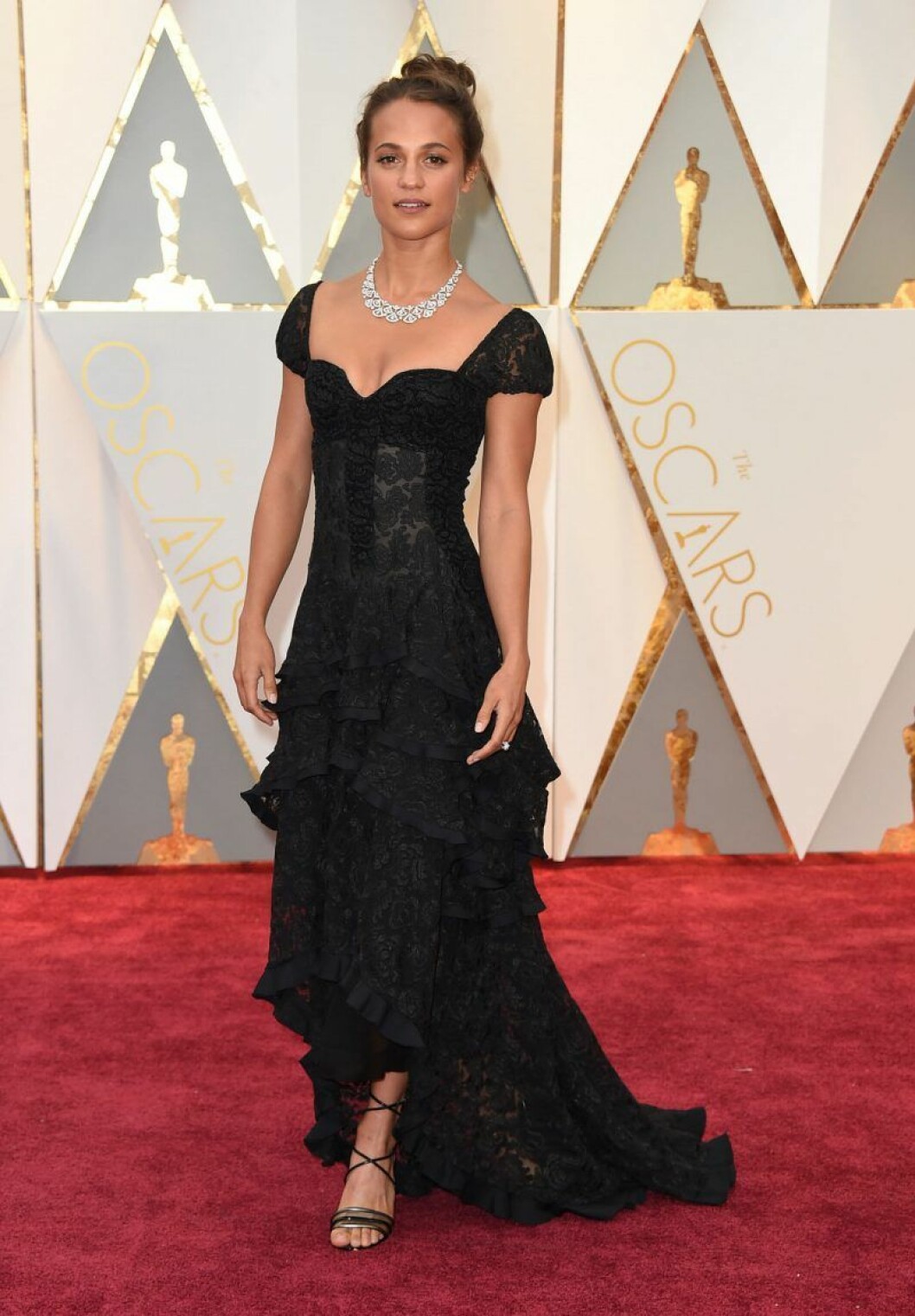 Alicia Vikander på Oscarsgalan 2017. Alicia Vikander i svart klänning och vackert halsband