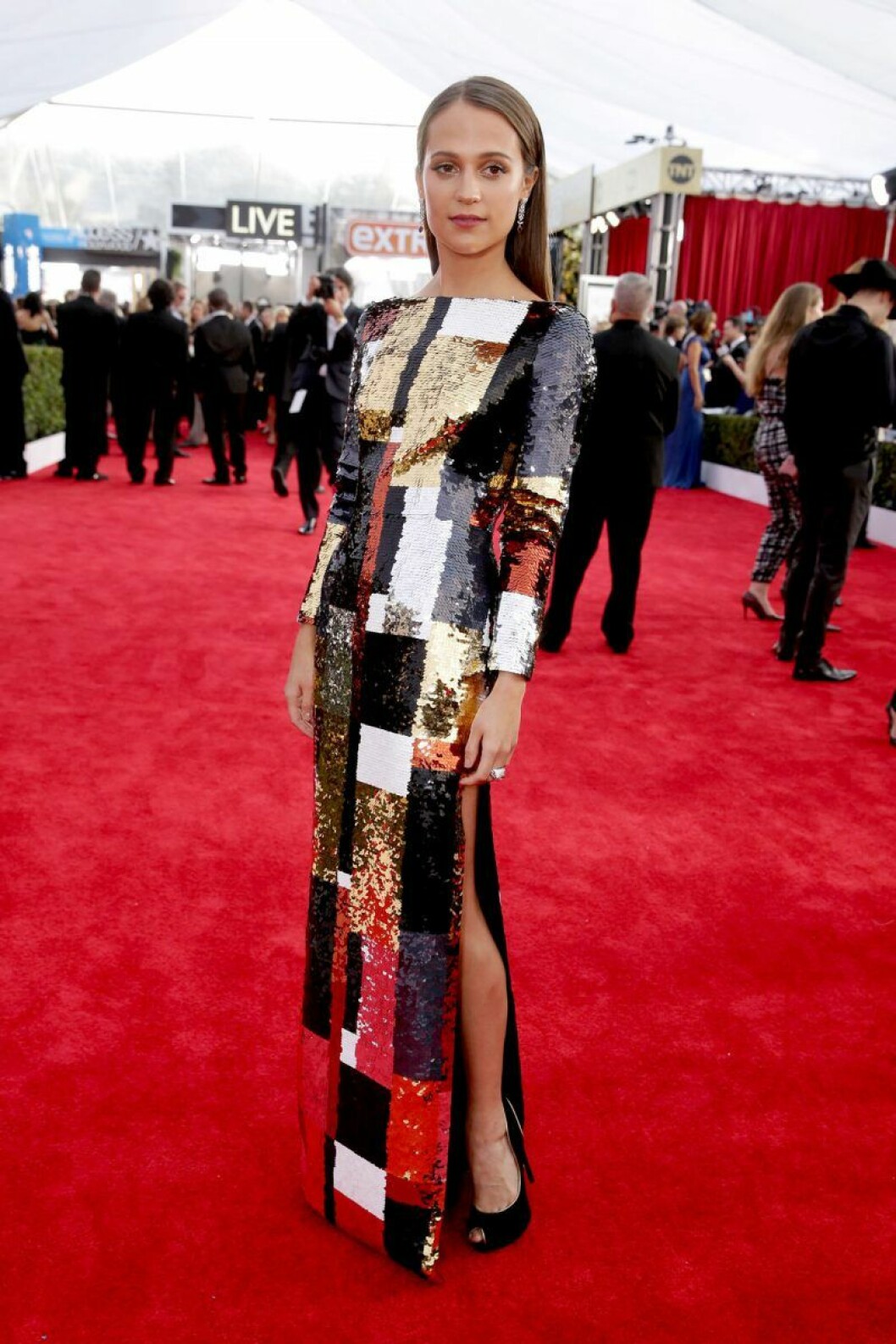På Screen Actors Guild Awards 2016 valde Alicia Vikander att bära en lång paljettklänning. Alicia Vikander i vacker paljettklänning