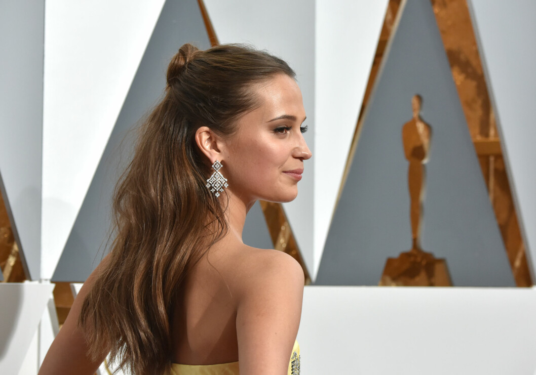Alicia Vikander på röda mattan.