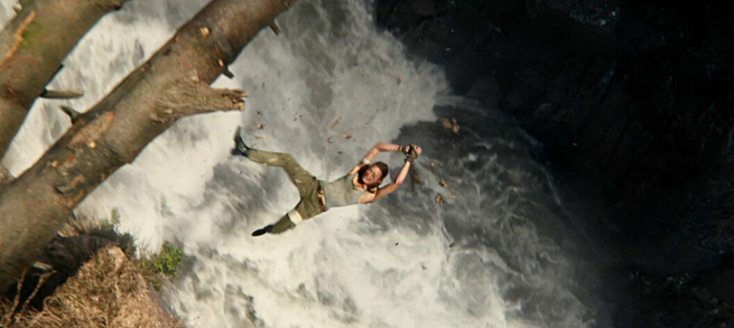 För att få till den här scenen i filmen var Alicia Vikander tvungen att slänga sig ner i 11-gradigt vatten med rep runt händerna – 25 gånger. Foto: IBL Ett av Alicia VIkanders egna stunts i Tomb Raider
