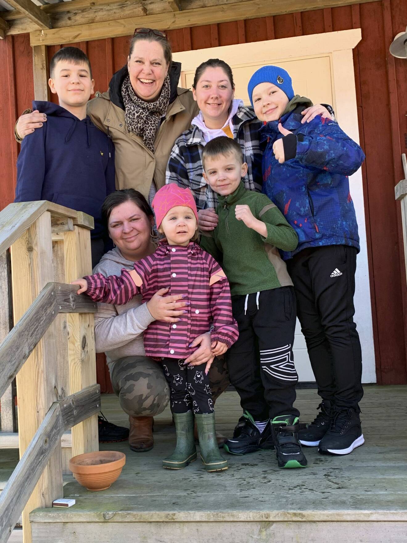 Ira och Alyona med sina barn tillsammans med Malin Annell.