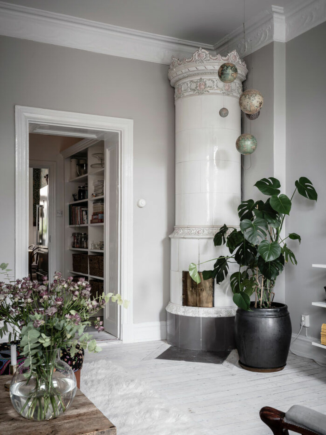 Monstera är en växt som inte brukar ge allergiska symtom. Foto: Anders Bergstedt för <a href="https://entrancemakleri.se/" target="_blank" rel="noopener">Entrance Mäkleri</a>/mäklare: Erika Bergholm Bra att tänka på när du vill inreda allergivänligt med växter