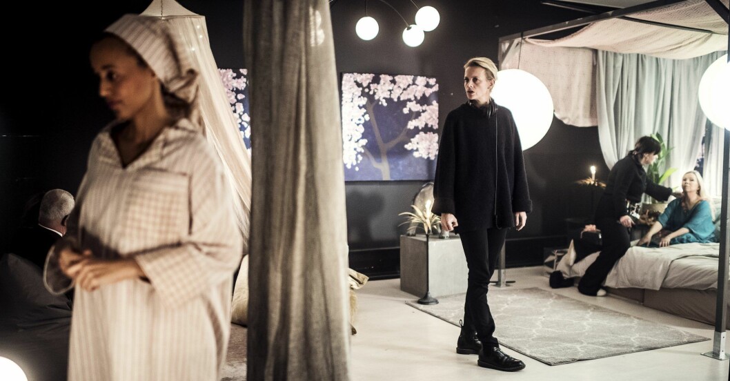 Josephine Bornebusch med regi-hatten på under inspelningen av <em>Älska mig</em> säsong två. älska mig 2