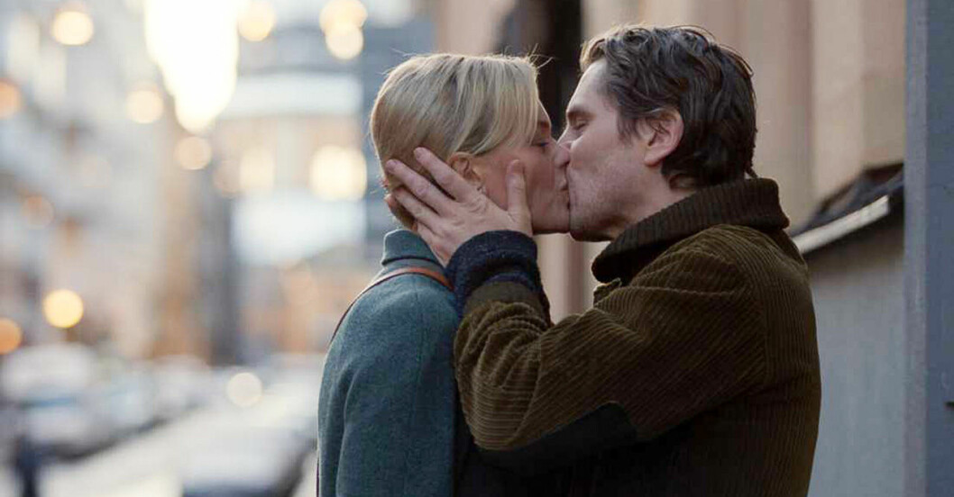 Clara och Peter pussas