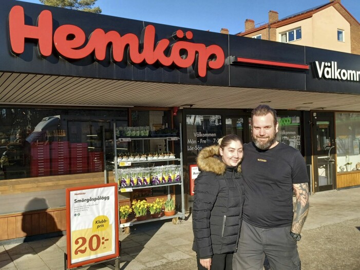 Den lokala Hemköpshandlaren bjöd på matkassarna. Alyona och hemköpshandlaren.