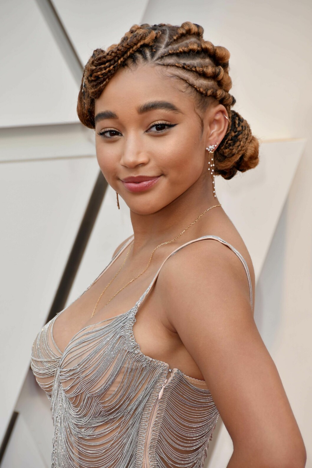Den perfekta matchen när 20-talets finger waves möter nutidens flätor. Amandla Stenberg med långa flätor i en låg knut.