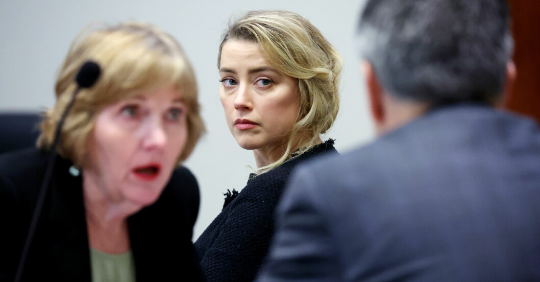 Amber Heard omgiven av sina advokater. Amber heard rättegång