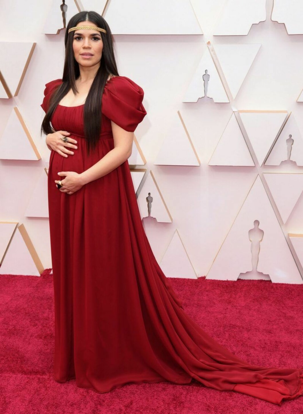America Ferrera. America Ferrera är gravid i röd klänning på röda mattan