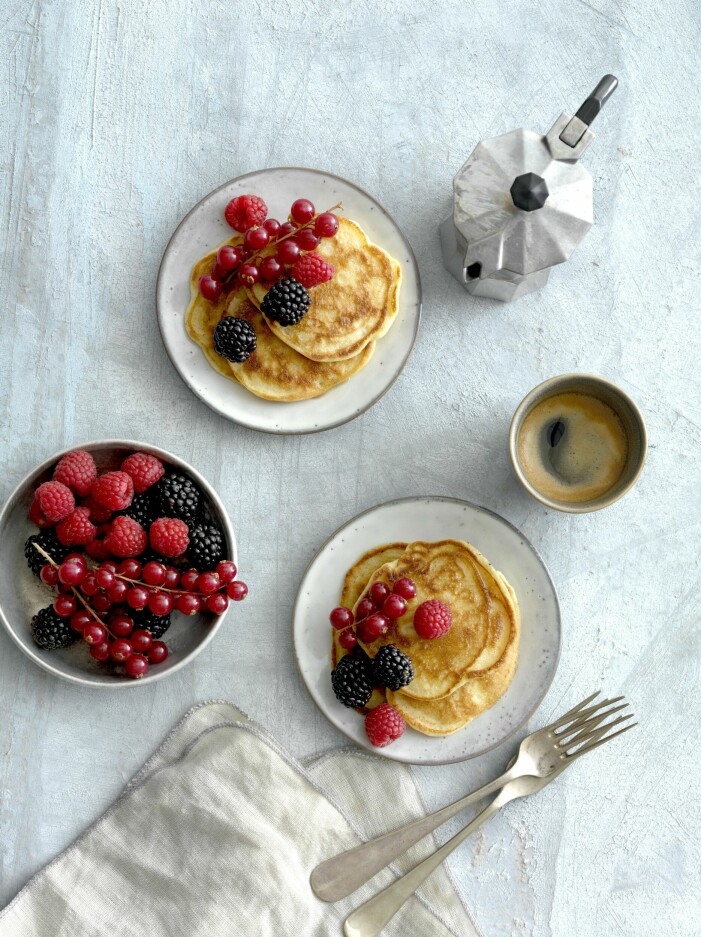 Med mineralvatten i smeten blir pannkakorna extra fluffiga. Amerikanska pannkakor med färska bär.