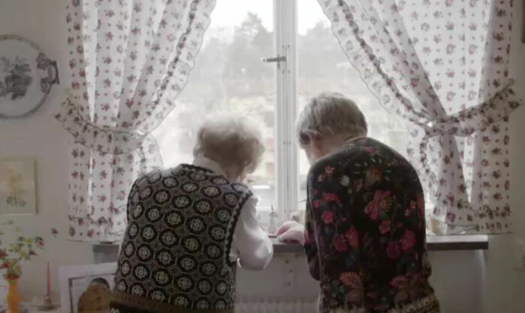 Amie är ett år äldre än Dagny. De minns krigsvintrar, män och mindre rynkor. Foto: Ur dokumentären/SVT Ny dokumentär om Dagny Carlsson