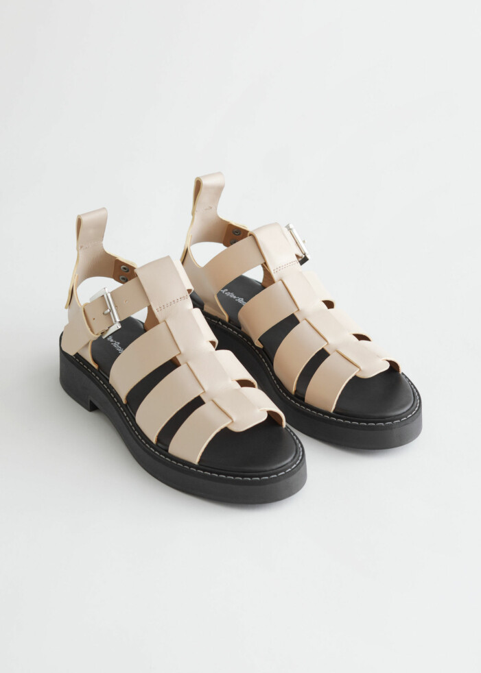 Sandaler, And other stories. <a target="_blank" rel="nofollow" href="https://www.stories.com/en_sek/shoes/flat-sandals/product.chunky-leather-gladiator-sandals-white.0726541006.html">Klicka på bilden för att komma direkt till produkten!</a> Beiga, grova sandaler i gladiatormodell i läder. Sandaler från And other stories.