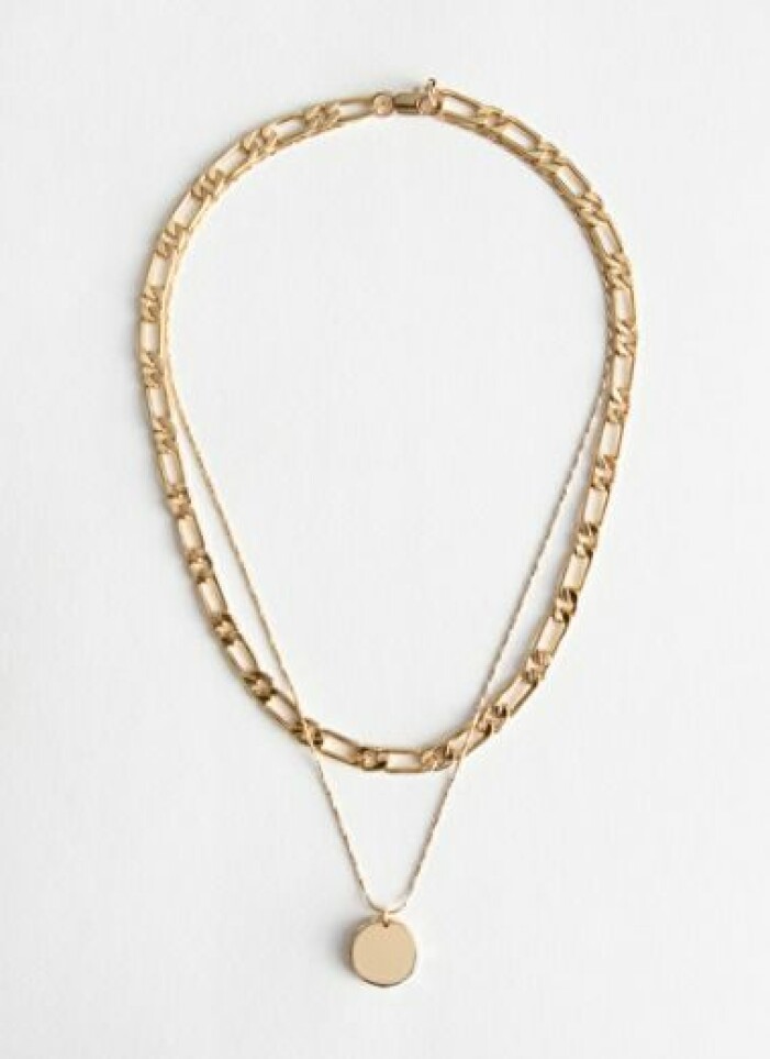 Halsband, And other stories. <a target="_blank" rel="nofollow" href="https://track.adtraction.com/t/t?a=1279077969&as=1218462148&t=2&tk=1&epi=an-stylabaddrakten&url=https://www.stories.com/en_sek/jewellery/necklaces/product.pendant-multi-chain-necklace-gold.0783613001.html">Klicka på bilden för att komma direkt till produkten!</a> Guldfärgad kedja med två länkar. En grövre och en tunn med en rund, platt berlock på. Halsband från And other stories.
