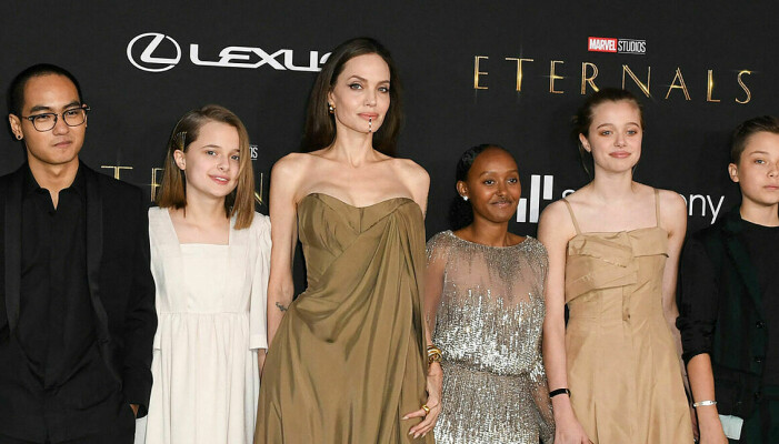 Angelina Jolie med barnen på premiär