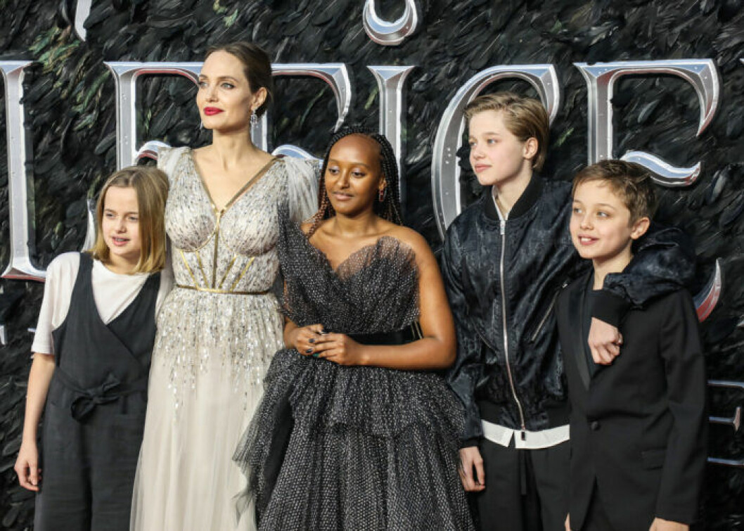 Angelina Jolie med fyra av sina sex barn på premiären av nya filmen <em>Mistress of Evil</em>. Angelina Jolie med fyra av sina sex barn på premiären av nya filmen Mistress of Evil.
