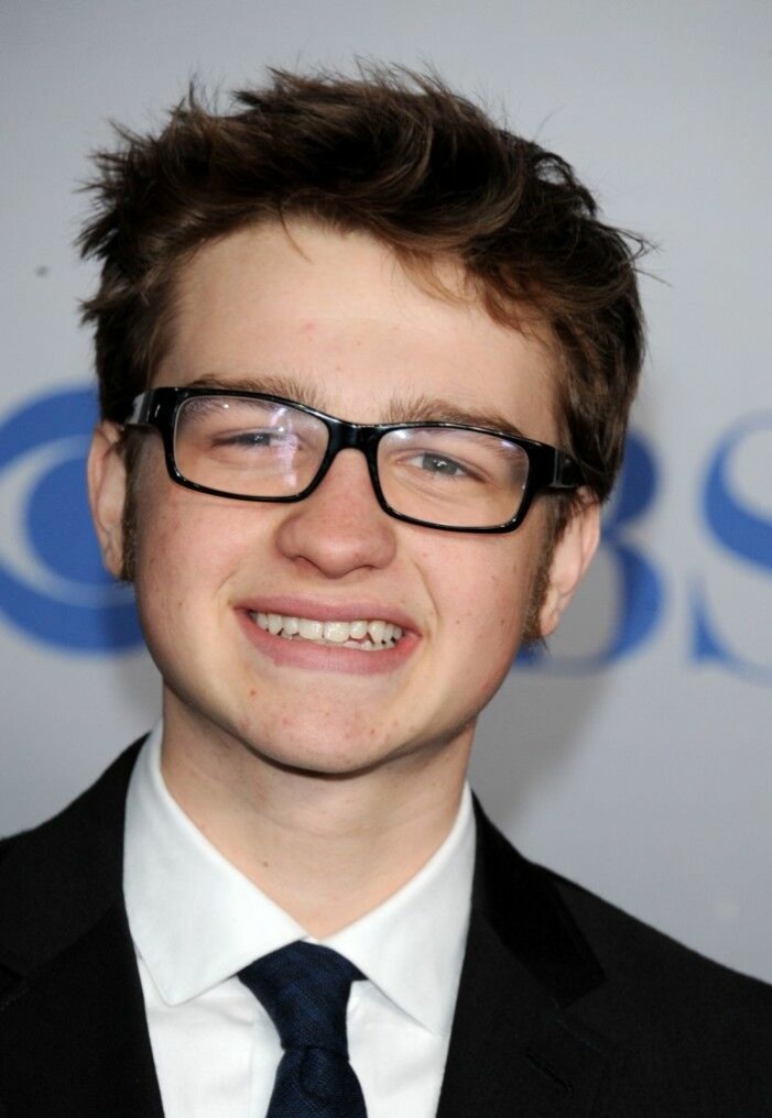 Så såg Angus ut i slutet av serien. Angus T. Jones