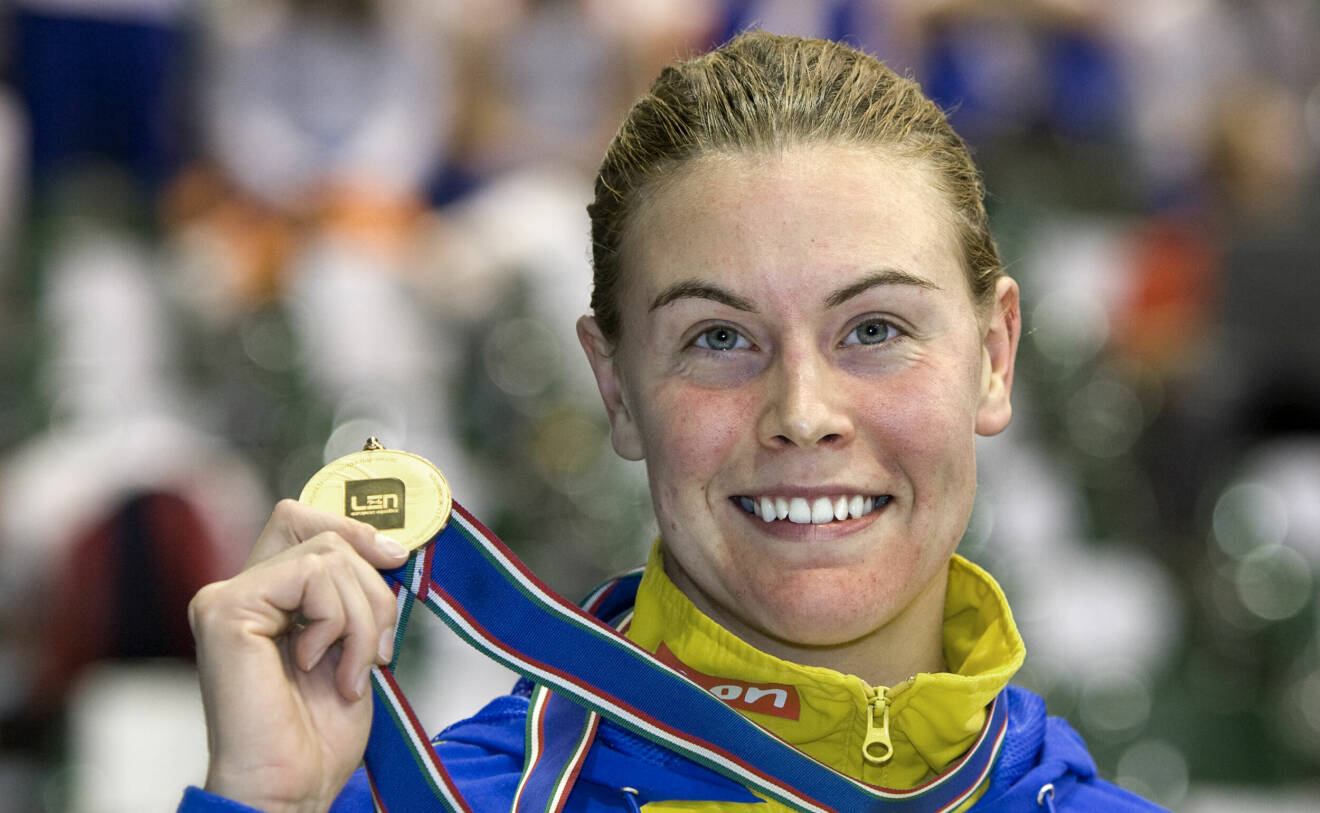 Simmaren Anna-Karin Kammerling med en av alla sina mästerskapsmedaljer.